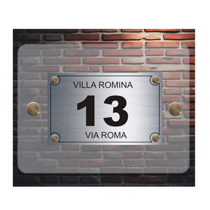 Targa CIN plexiglass dettaglio incisione nome struttura — Lo Realizzo®
