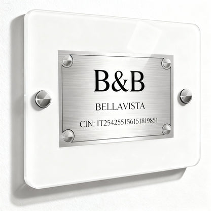 Targa CIN plexiglass bianco e placca argento personalizzata casa vacanze fondo bianco — Lo Realizzo®